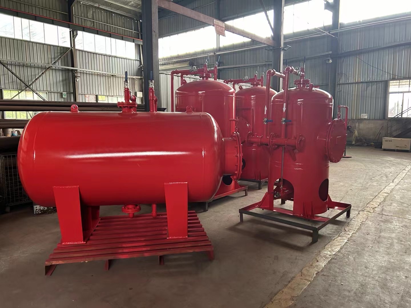 Horizontal foam tank